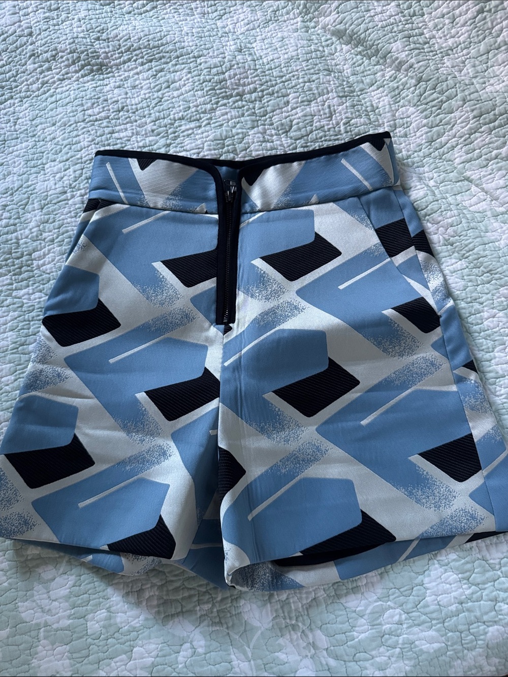 Shorts in Light Blue Geometric Print